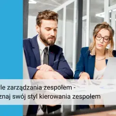 Dwóch menedżerów analizuje dokumenty przy biurku. Poznaj swój styl kierowania zespołem.