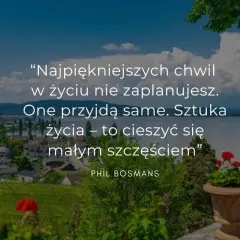 Piękny krajobraz z jeziorem i miasteczkiem. Cytat o zrozumieniu cytaty i cieszeniu się małym szczęściem.