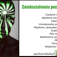 Twarz pomalowana czarno-zielonymi pasami, symbolizująca pułapki umysłu i zniekształcenia poznawcze.