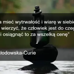 Kamienie ułożone w stos symbolizują wytrwałość. Motto o pracy: "Trzeba mieć wytrwałość i wiarę w siebie".
