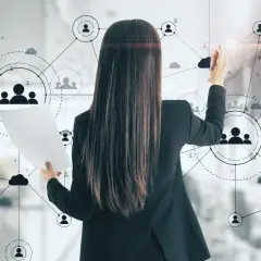 Kobieta analizuje schemat sieci kontaktów, szukając nowych **trendów na rynku pracy**.