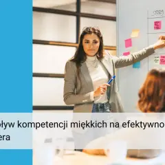Kobieta omawia tablicę z zadaniami, ilustrując kluczowe procesy zarządzania i wpływ kompetencji miękkich na efektywność lidera.