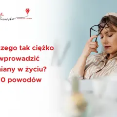 Zmęczona kobieta z okularami zastanawia się nad trudnym procesem zmiany w życiu.