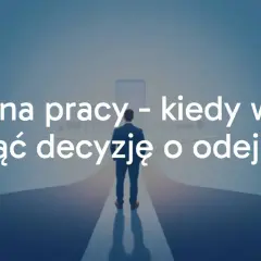 Mężczyzna stoi na rozdrożu, zastanawiając się nad zmianą pracy. Kiedy warto podjąć decyzję o odejściu?