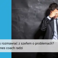 Zestresowany mężczyzna w garniturze, który zastanawia się, jak rozmawiać z szefem o problemach. Biznes coach radzi.