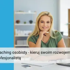 Uśmiechnięta blondynka, coach życiowy, siedzi przy biurku, gotowa by pomóc Ci w rozwoju osobistym.