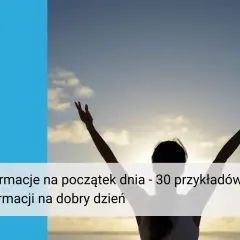 Kobieta z rękami w górze wita nowy dzień. Inspirujące cytaty o pozytywnej energii na dobry początek.