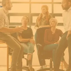 Zespół dyskutuje, prezentując wysoki savoir vivre. W tle logo "Platforma Uzyskiwania Wiedzy".