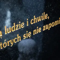 Są ludzie i chwile, których się nie zapomina" - złoty cytat na pożegnanie, wyryty na czarnym kamieniu.