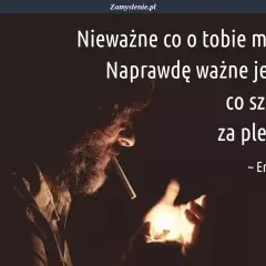 Mężczyzna z brodą zapala papierosa. Cytaty o charakterze: "Nieważne co o tobie mówią. Naprawdę ważne jest to, co szepczą za plecami." ~ Errol Flynn.