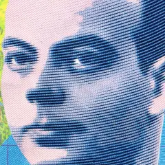 Portret Antoine de Saint-Exupéry'ego, przypominający ilustracje z jego książek. Jego spojrzenie przywodzi na myśl mądrość zawartą w jego cytatach.
