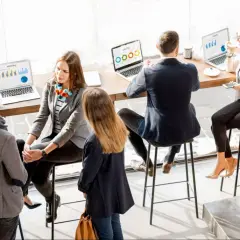 Zespół dyskutuje o wynikach analiz na laptopach. Widać, że to rynek pracownika, bo wszyscy są zaangażowani w rozmowę.