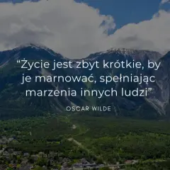 Góry i chmury tworzą tło dla krótkich myśli Oscara Wilde'a: "Życie jest zbyt krótkie, by je marnować, spełniając marzenia innych ludzi".