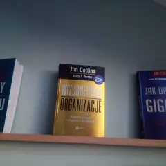 Książki Jima Collinsa: "Wielcy z wyboru", "Wizjonerskie organizacje" i "Jak upadają giganci". Autor od dobrego do wielkiego.