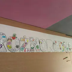 Litery z napisem "Różnorodność" ozdobione symbolami, które pokazują myśl przewodnią inaczej.