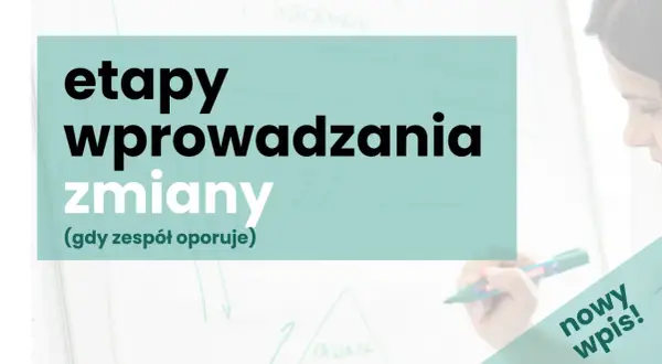 Etapy wprowadzania zmian organizacyjnych, gdy zespół oporuje. Kobieta pisze markerem na tablicy.