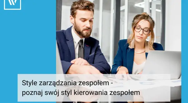 Dwóch menedżerów analizuje dokumenty przy biurku. Poznaj swój styl kierowania zespołem.