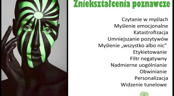 Twarz pomalowana czarno-zielonymi pasami, symbolizująca pułapki umysłu i zniekształcenia poznawcze.