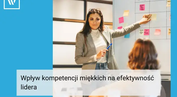 Kobieta omawia tablicę z zadaniami, ilustrując kluczowe procesy zarządzania i wpływ kompetencji miękkich na efektywność lidera.