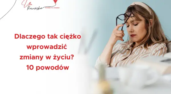 Zmęczona kobieta z okularami zastanawia się nad trudnym procesem zmiany w życiu.