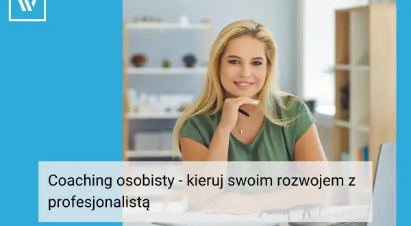 Uśmiechnięta blondynka, coach życiowy, siedzi przy biurku, gotowa by pomóc Ci w rozwoju osobistym.