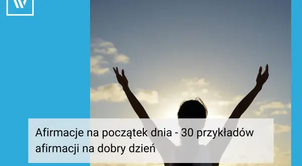 Kobieta z rękami w górze wita nowy dzień. Inspirujące cytaty o pozytywnej energii na dobry początek.