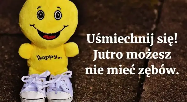 Uśmiechnij się! Jutro możesz nie mieć zębów. Zabawna maksyma o śmiechu, z pluszowym uśmiechniętym stworkiem w białych trampkach.