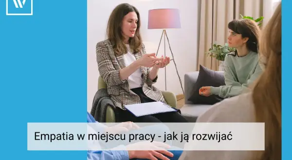 Kobieta prowadzi rozmowę, demonstrując, jak rozwijać empatię w pracy. Słuchacze uważnie obserwują.