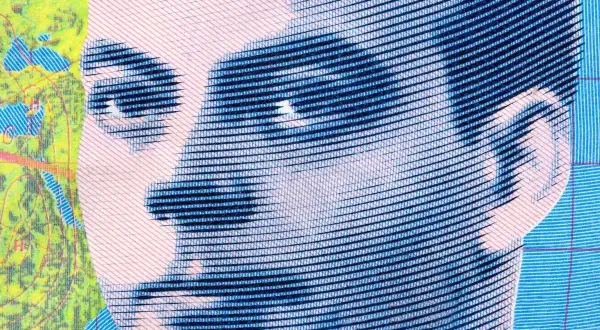 Portret Antoine de Saint-Exupéry'ego, przypominający ilustracje z jego książek. Jego spojrzenie przywodzi na myśl mądrość zawartą w jego cytatach.
