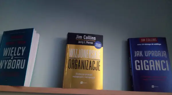 Książki Jima Collinsa: "Wielcy z wyboru", "Wizjonerskie organizacje" i "Jak upadają giganci". Autor od dobrego do wielkiego.