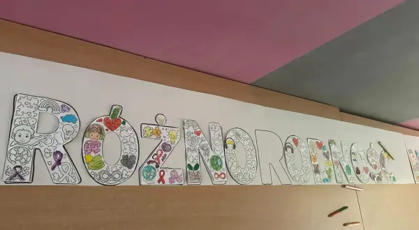 Litery z napisem "Różnorodność" ozdobione symbolami, które pokazują myśl przewodnią inaczej.