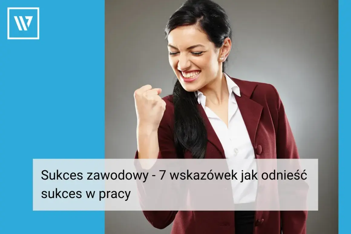 Kobieta cieszy się z osiągniętego sukcesu zawodowego. Poznaj 7 wskazówek, jak odnieść sukces w pracy.