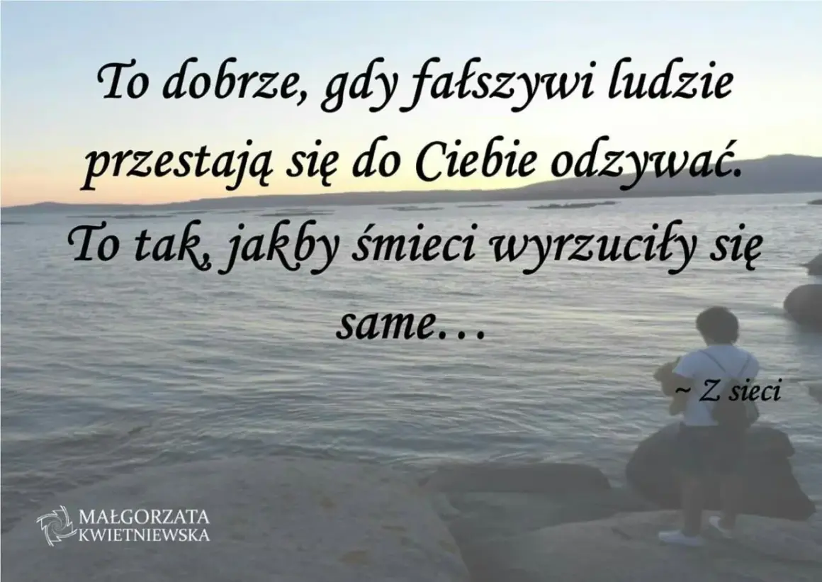 Cytaty o ludziach fałszywych: dobrze, gdy przestają się odzywać, jakby śmieci same się wyrzuciły. Widok na morze i sylwetka osoby.