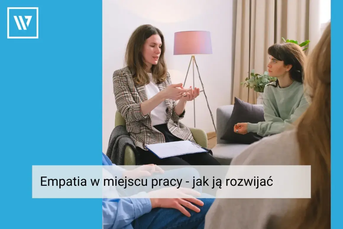 Kobieta prowadzi rozmowę, demonstrując, jak rozwijać empatię w pracy. Słuchacze uważnie obserwują.