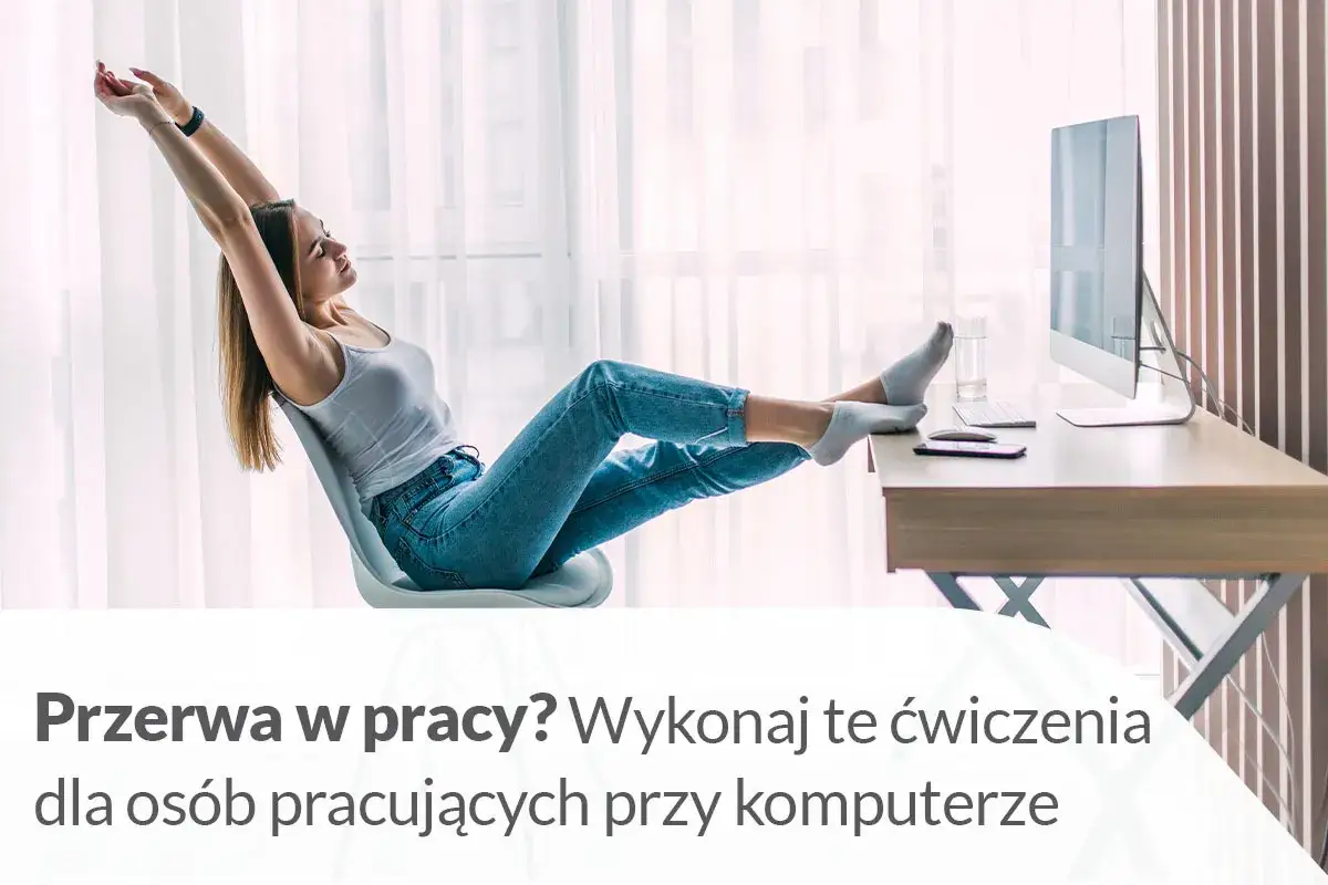 Kobieta siedząca przy biurku rozciąga się, pokazując, jak być aktywnie w pracy.