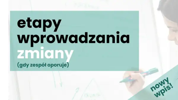 Etapy wprowadzania zmian organizacyjnych, gdy zespół oporuje. Kobieta pisze markerem na tablicy.