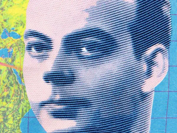 Portret Antoine de Saint-Exupéry'ego, przypominający ilustracje z jego książek. Jego spojrzenie przywodzi na myśl mądrość zawartą w jego cytatach.