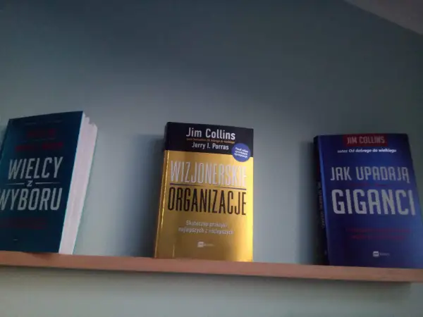 Książki Jima Collinsa: "Wielcy z wyboru", "Wizjonerskie organizacje" i "Jak upadają giganci". Autor od dobrego do wielkiego.