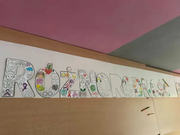 Litery z napisem "Różnorodność" ozdobione symbolami, które pokazują myśl przewodnią inaczej.